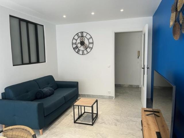 EMPLACEMENT DE PREMIER ORDRE EN BAS DES PLAGES ET DES COMMERCES Apartment in Antibes