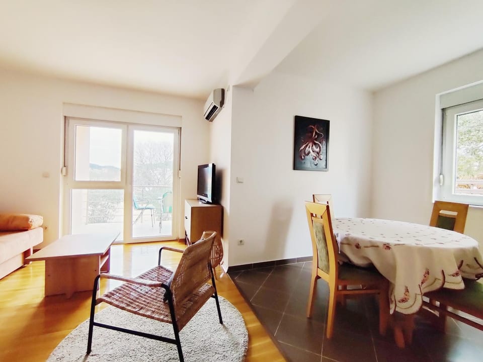 TV and multimedia, Living room, Seating area, Dining area