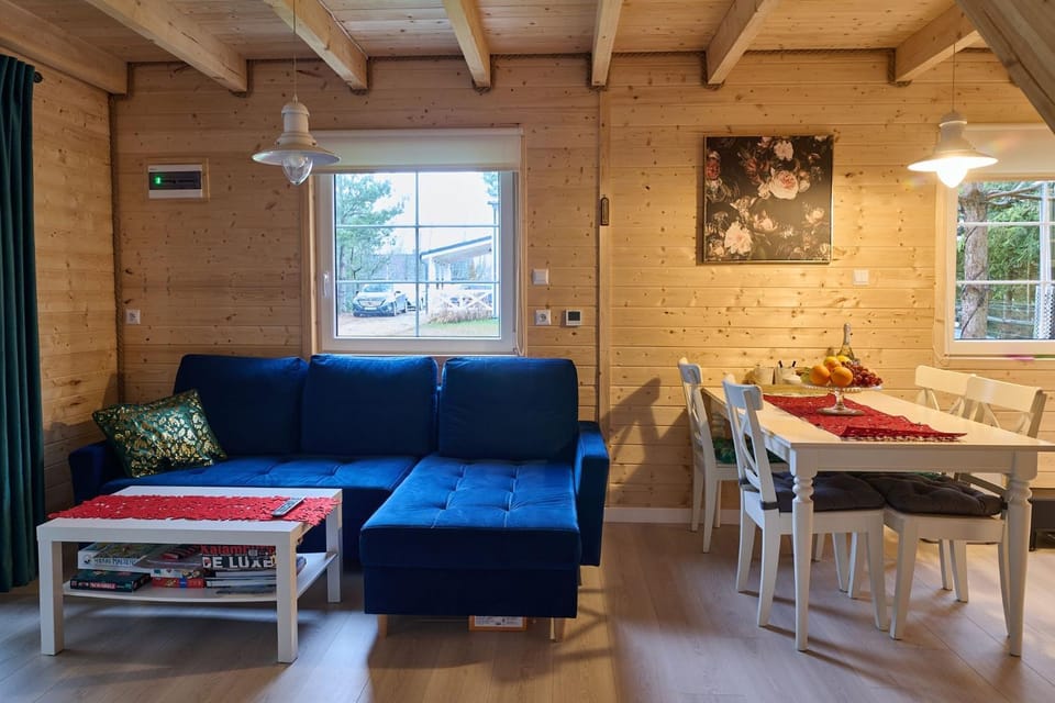 TV and multimedia, View (from property/room), Living room, Decorative detail, Seating area, Dining area