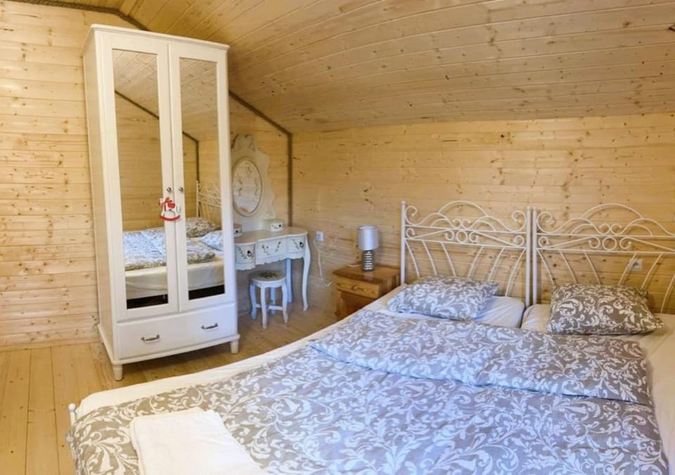 Bed, Photo of the whole room, Decorative detail, Bedroom, wardrobe