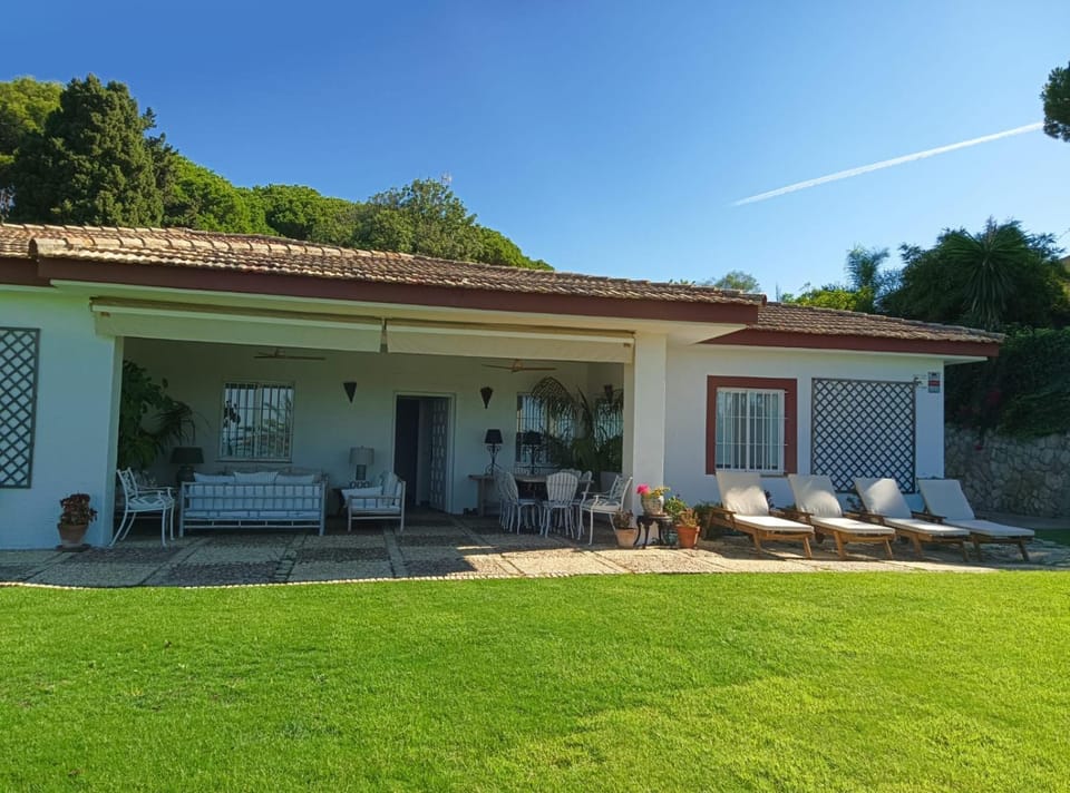 Property building, Spring, Day, Garden, Garden view, sunbed