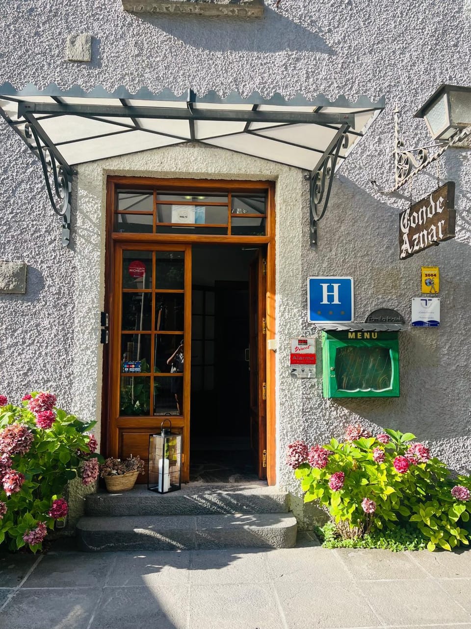 Facade/entrance