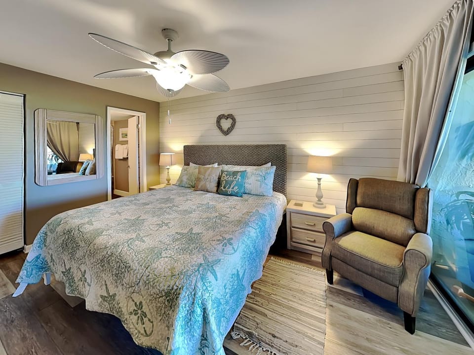 Bed, TV and multimedia, Seating area, Bedroom, furniture, wardrobe