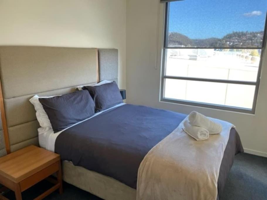 Bed, Bedroom, Mountain view, towels
