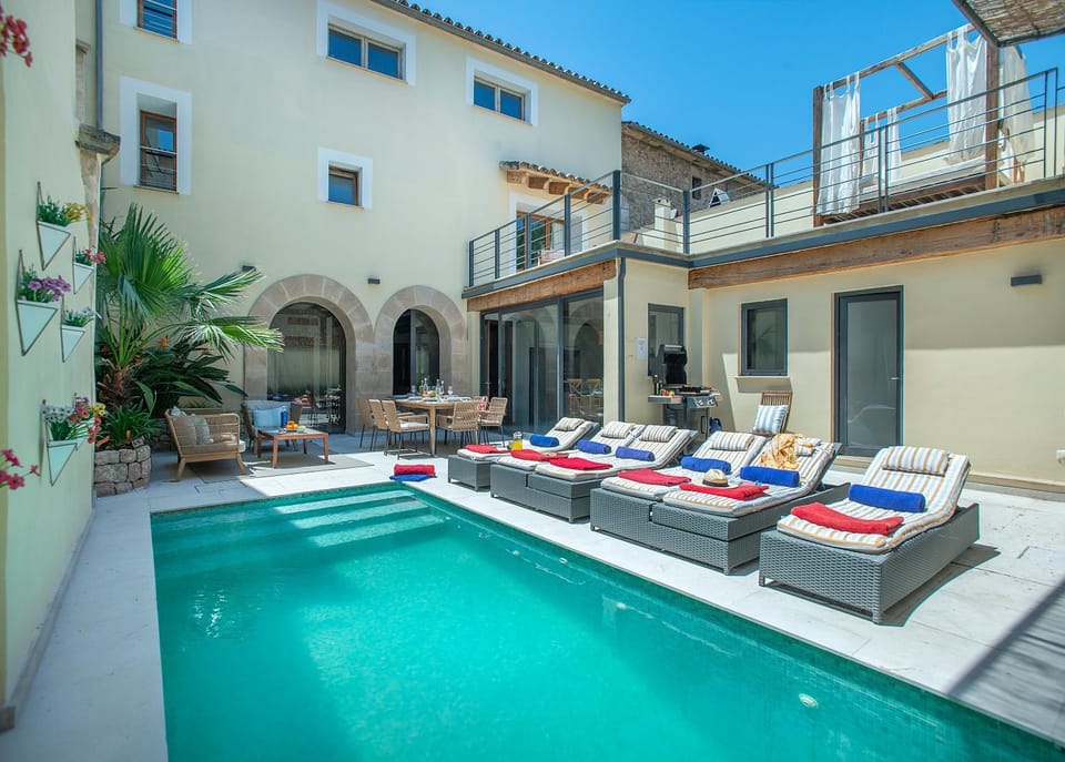 Property building, Swimming pool, sunbed