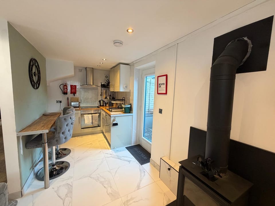 Cardiff Coach House with Hot Tub & Log Fire House in Cardiff