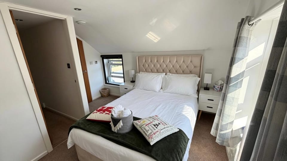 Cardiff Coach House with Hot Tub & Log Fire House in Cardiff