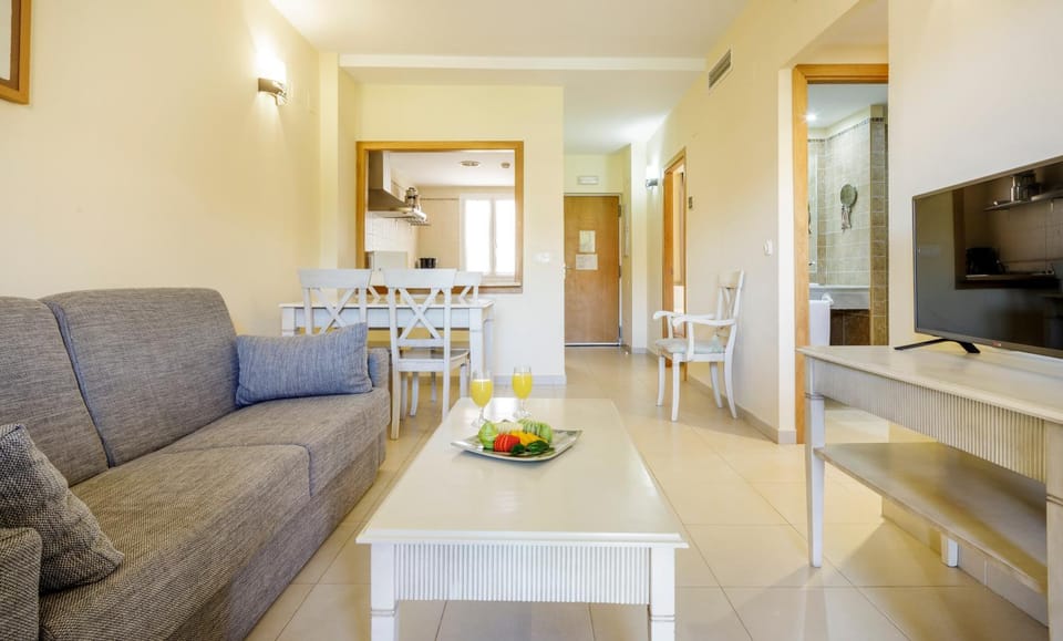 Living room, Decorative detail, Dining area