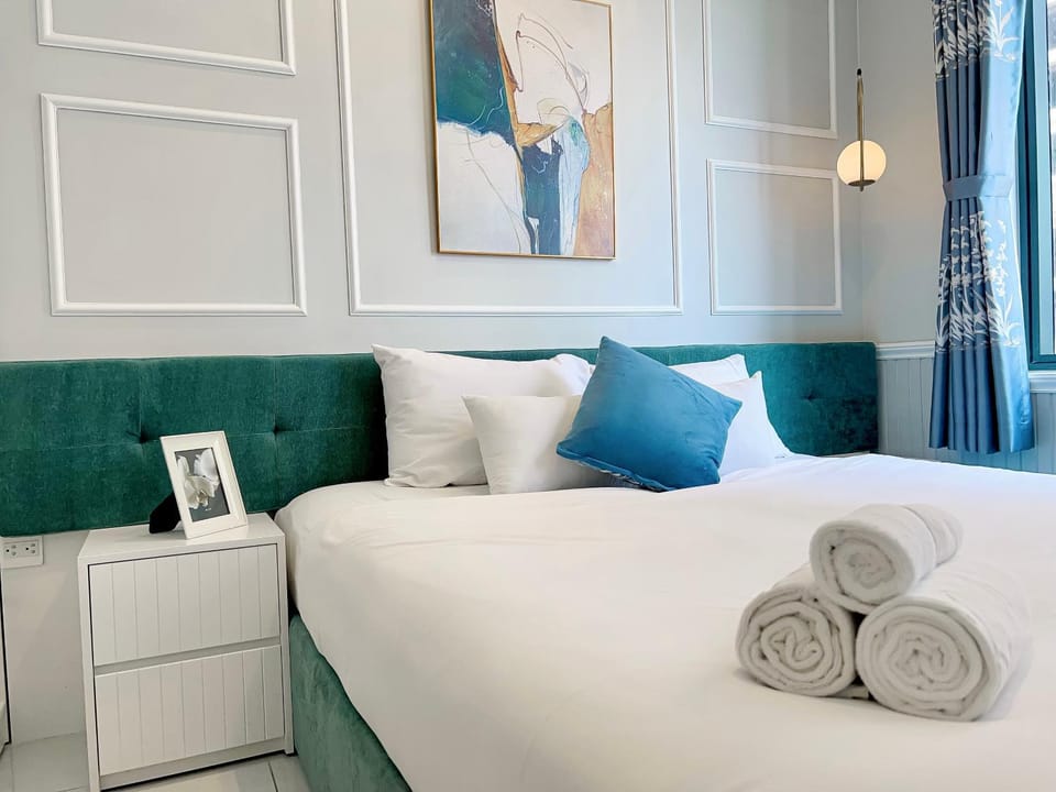 Bed, Bedroom, towels