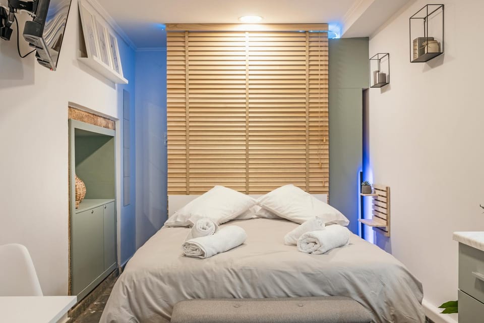 Bed, towels