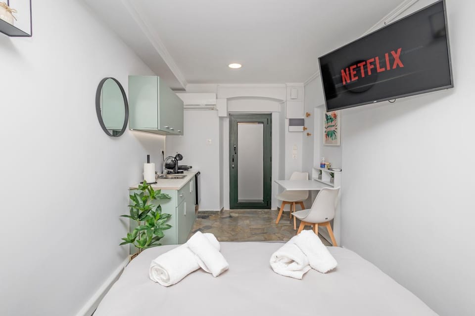 Bed, TV and multimedia, Kitchen or kitchenette, Photo of the whole room, towels