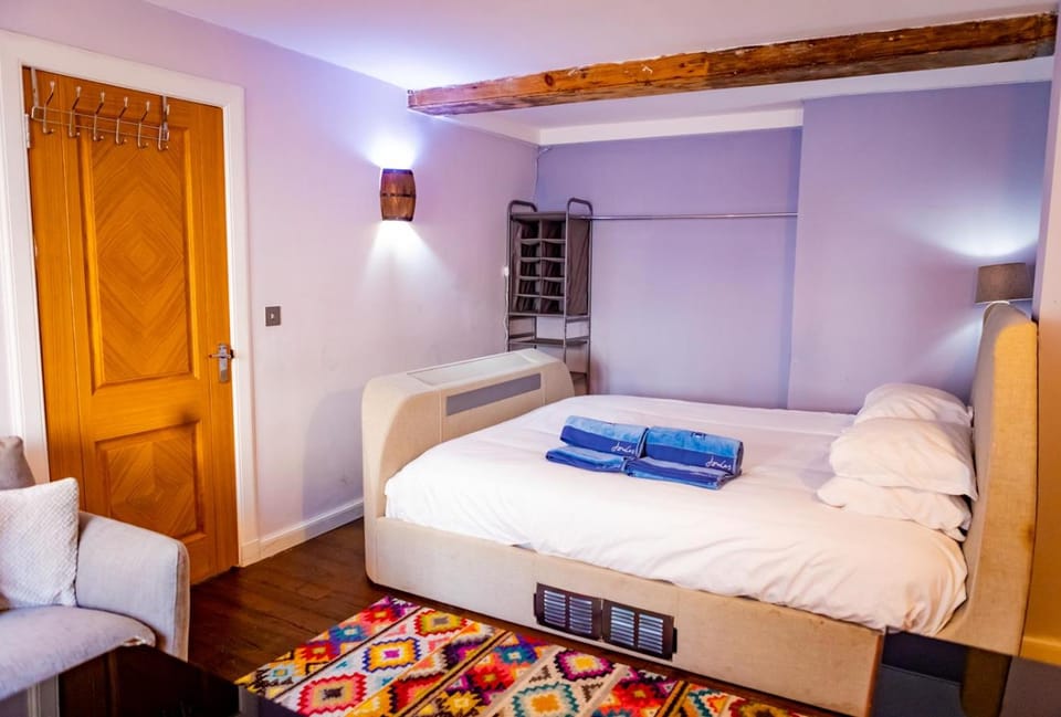 Lovely 2 Bedroom B-listed converted Whisky bond Apartment in Edinburgh