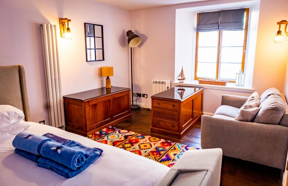 Lovely 2 Bedroom B-listed converted Whisky bond Apartment in Edinburgh