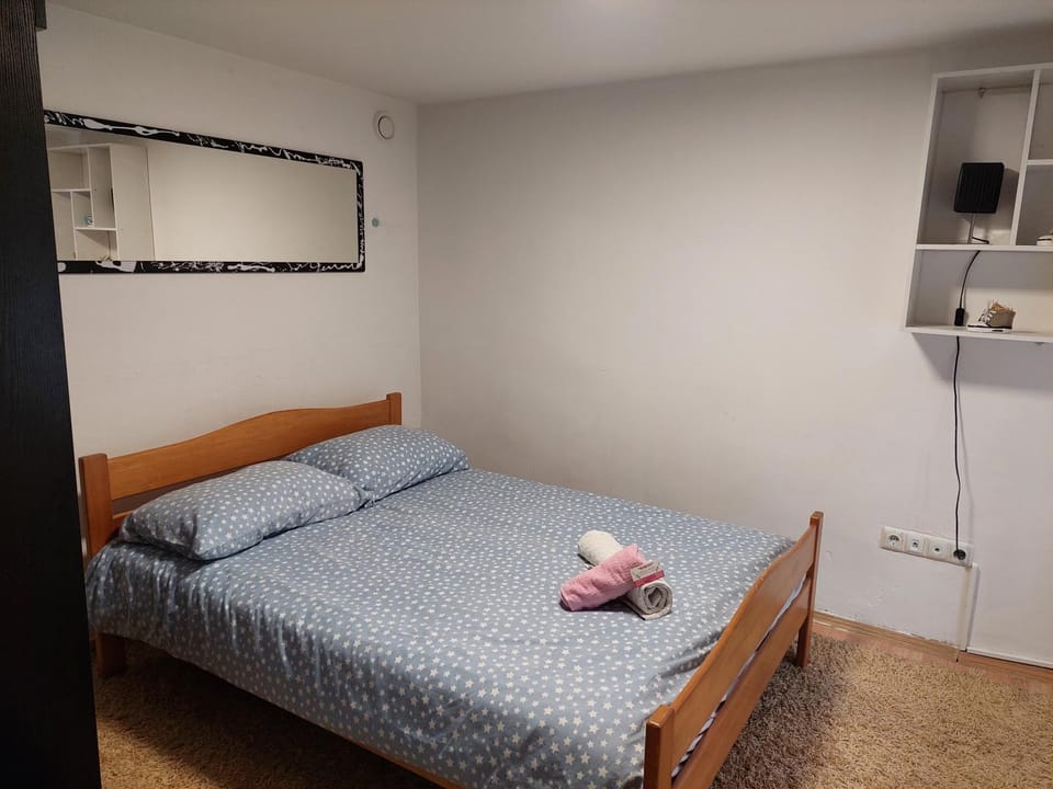 Bedroom, towels