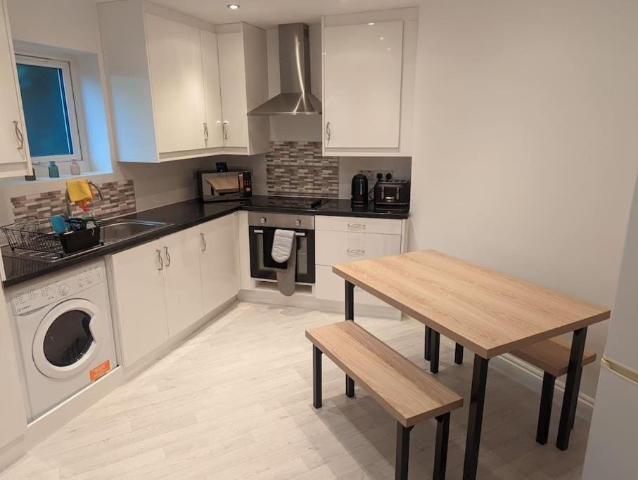 Kitchen or kitchenette, Dining area, minibar, pet friendly, stove, toaster, washing machine, dryer
