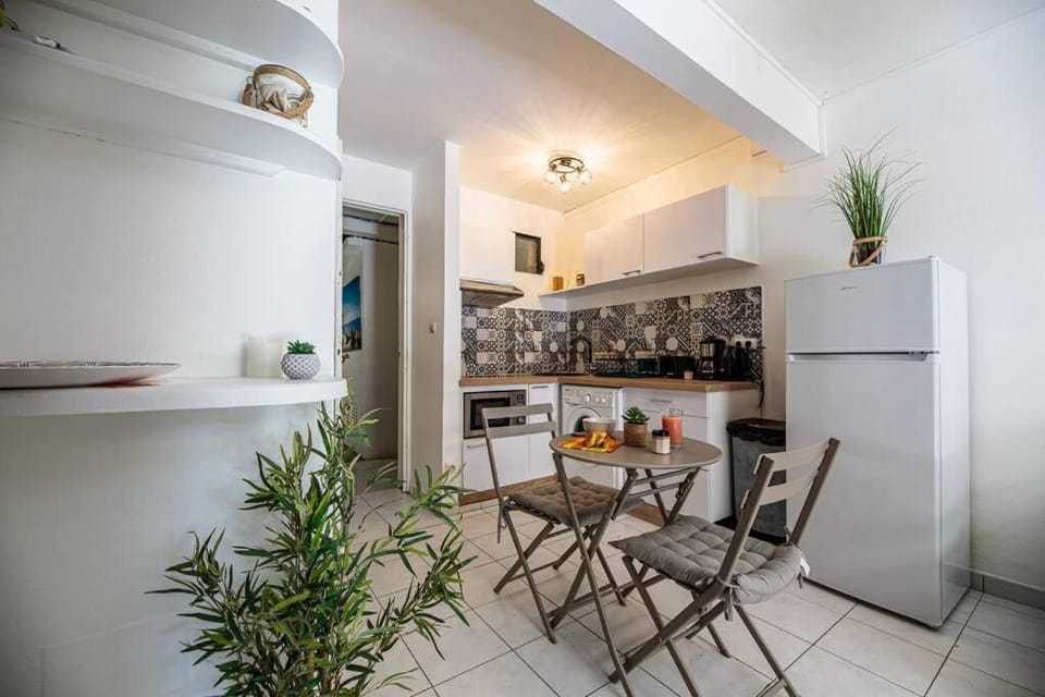 Kitchen or kitchenette, Dining area