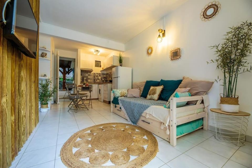 Bed, TV and multimedia, Living room, Seating area