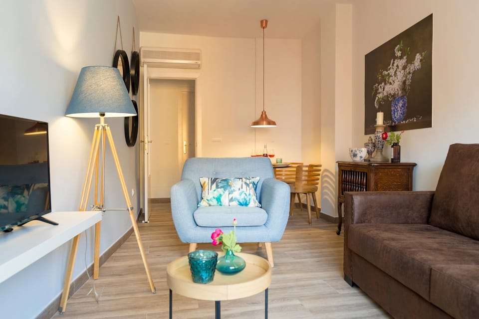 TV and multimedia, Living room, Seating area, air conditioner
