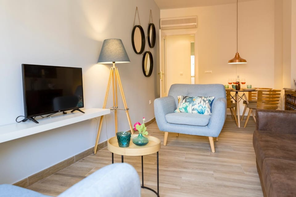 TV and multimedia, Living room, Seating area, air conditioner