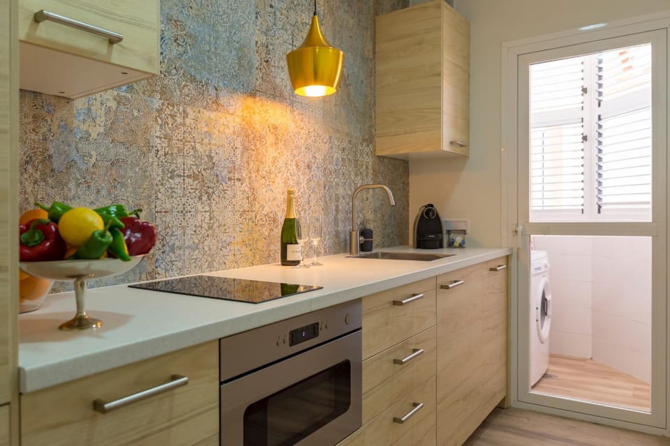 Kitchen or kitchenette, dishwasher, minibar, stove