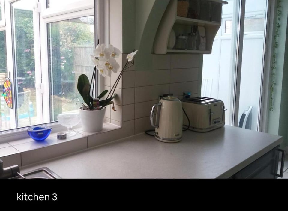 Double Rooms in Shared Home Vacation rental in Enfield