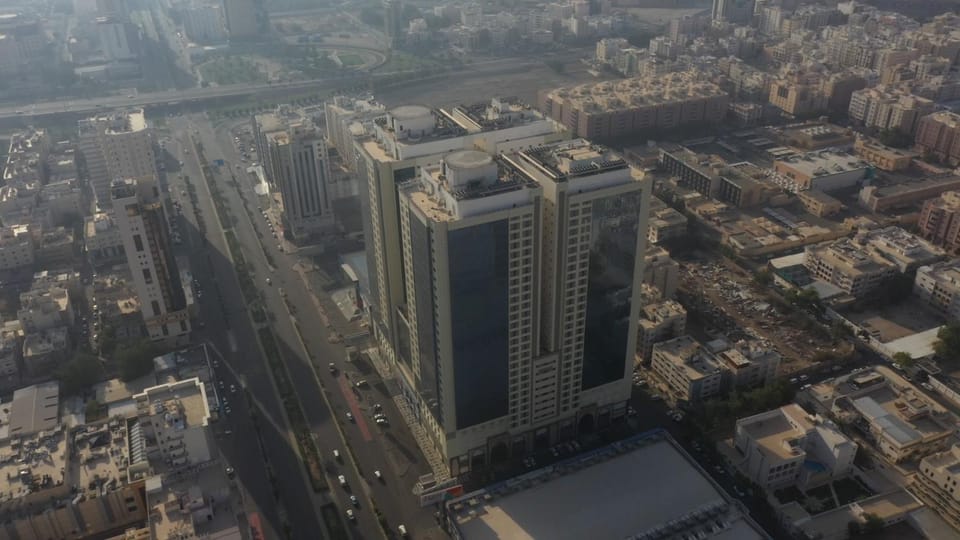 Property building, Neighbourhood, Natural landscape, Bird's eye view, On site