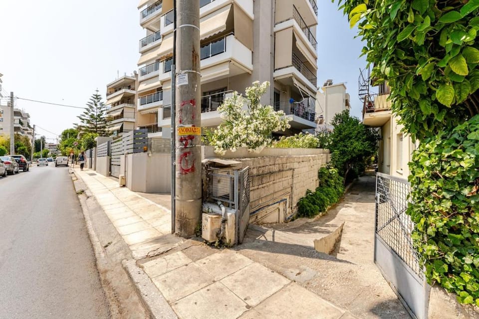 Cute full apt w/backyard in Paleo Faliro Apartment in South Athens