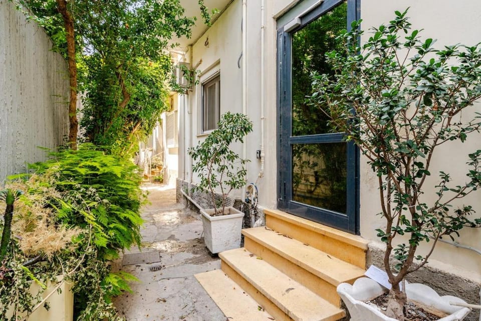 Cute full apt w/backyard in Paleo Faliro Apartment in South Athens