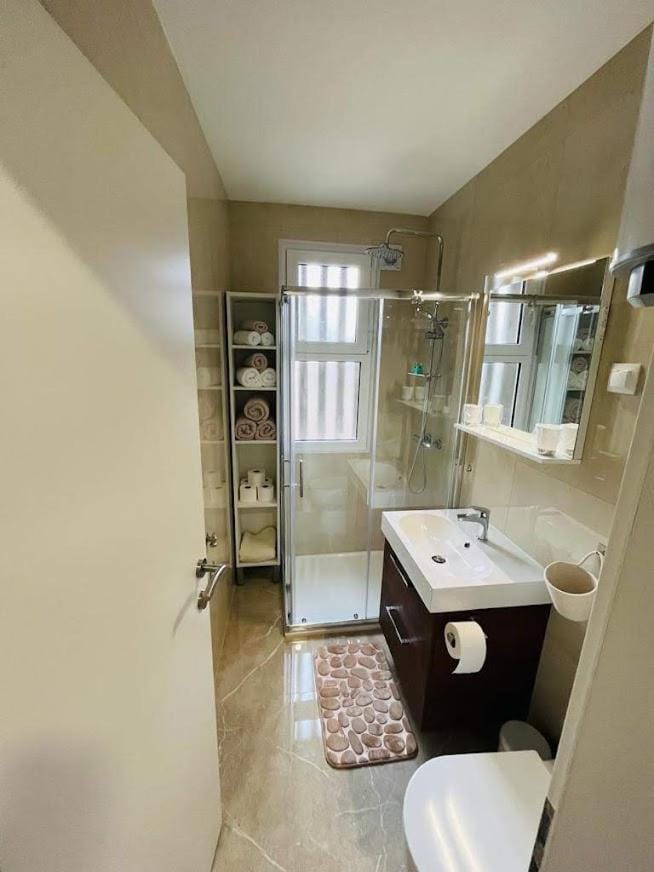 Shower, Toilet, Bathroom, towels