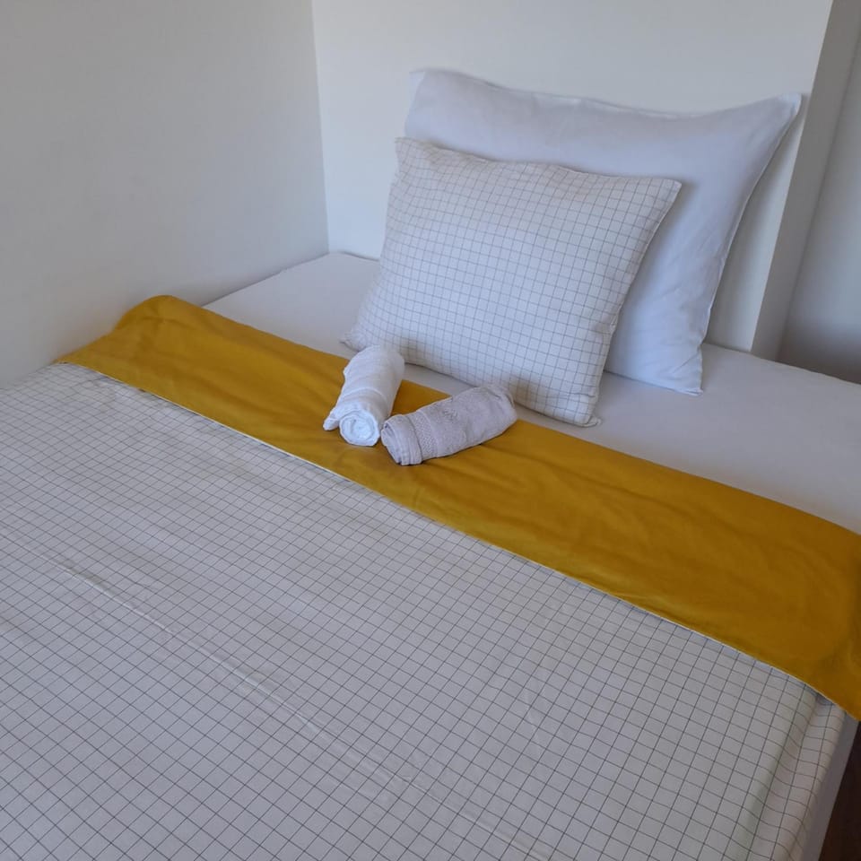 Bed, Bedroom, towels