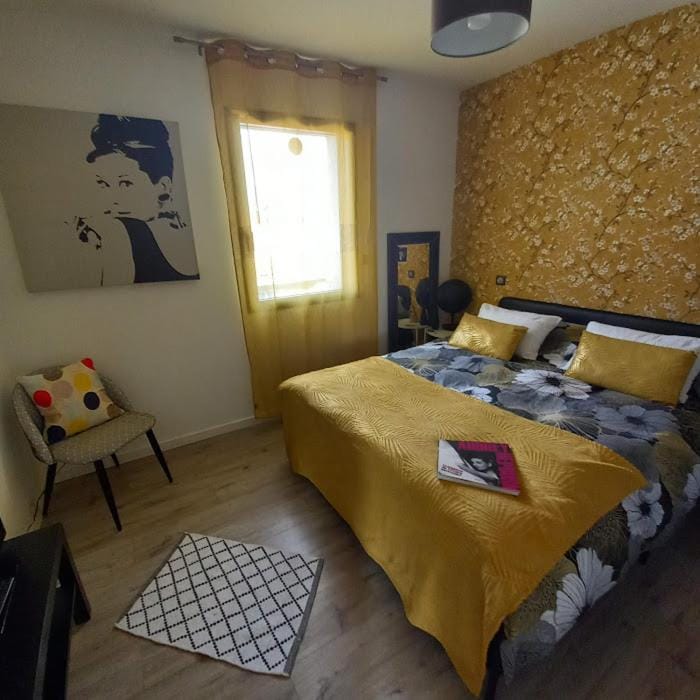 Photo of the whole room, Bedroom