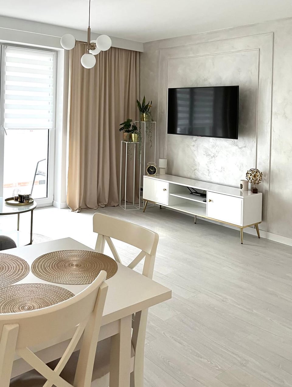 TV and multimedia, Living room, Seating area, Dining area