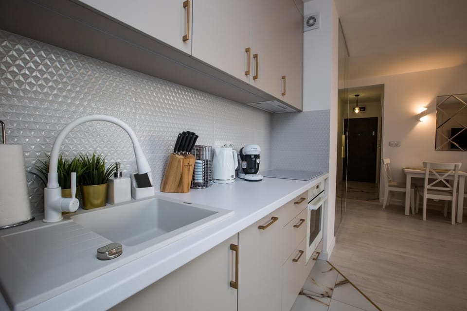 Coffee/tea facilities, Kitchen or kitchenette, stove