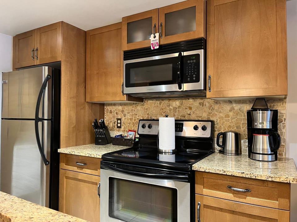 Coffee/tea facilities, minibar, stove