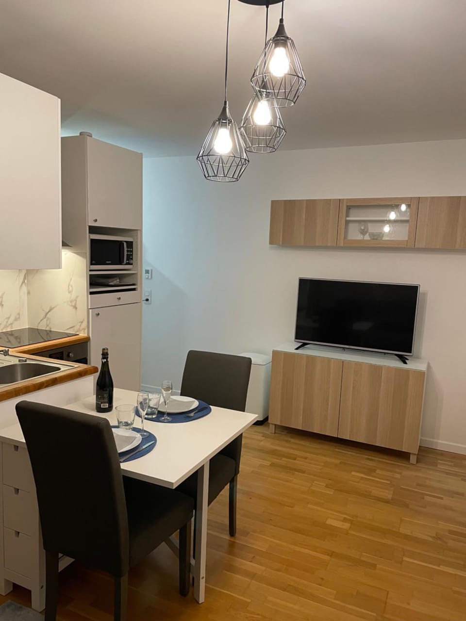 TV and multimedia, Kitchen or kitchenette, Dining area, oven, stove