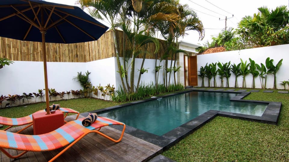 Garden, Balcony/Terrace, Seating area, Garden view, Pool view, Swimming pool, sunbed, towels