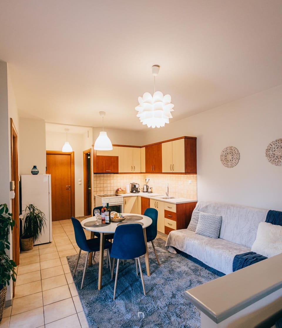Kitchen or kitchenette, Seating area, Dining area, oven