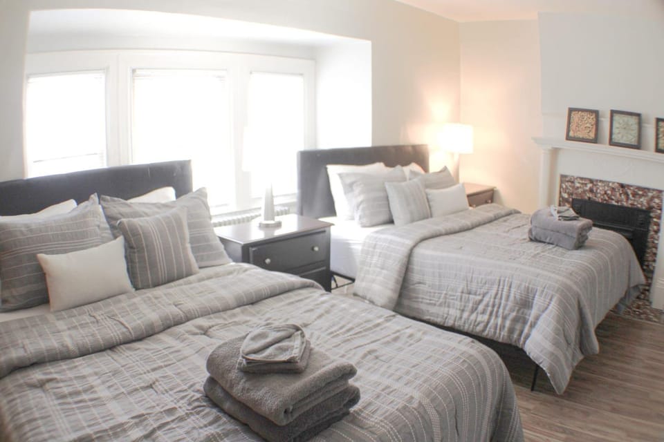 Steps Away From Hospital - 2 Queen Bed - City View Apartment in Pittsburgh