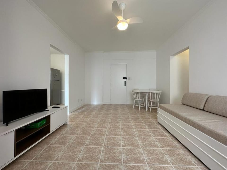 Ap 1! Super aconchegante, apenas 250 metros da praia da Enseada! Apartment in State of São Paulo