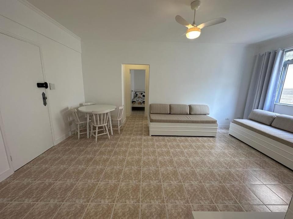 Ap 1! Super aconchegante, apenas 250 metros da praia da Enseada! Apartment in State of São Paulo