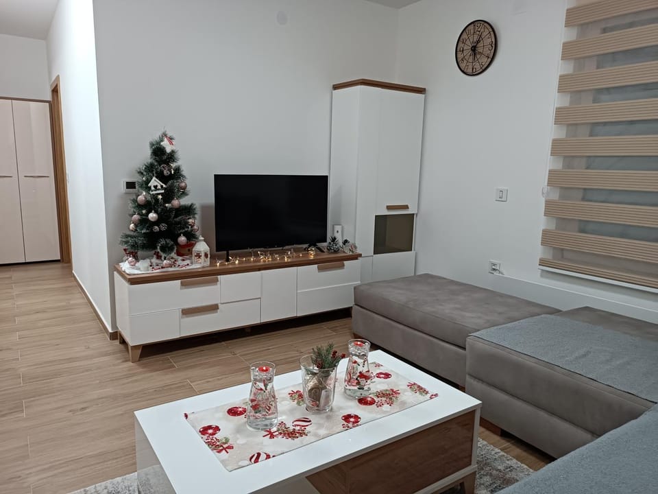 Communal lounge/ TV room, TV and multimedia, Living room, Seating area, Evening entertainment