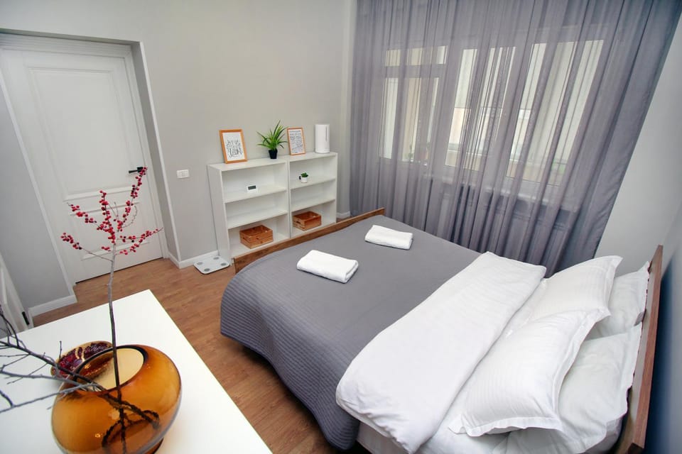 Photo of the whole room, Bedroom