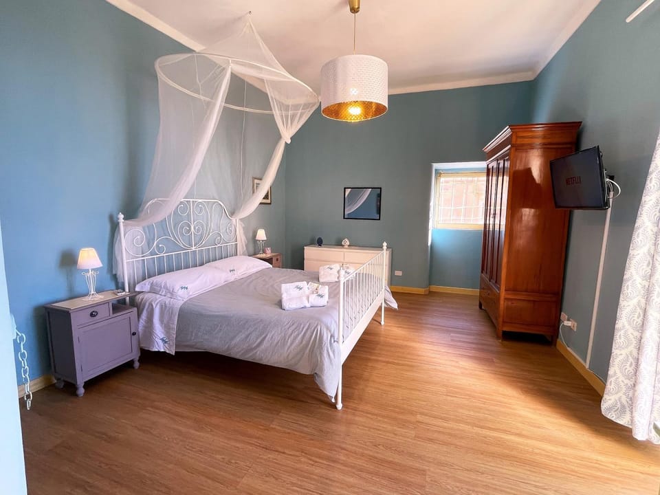 Patio, Bed, TV and multimedia, View (from property/room), View (from property/room), Balcony/Terrace, Photo of the whole room, Bedroom, City view, Landmark view, Landmark view, Sea view, Sea view, Street view, Quiet street view, Inner courtyard view, internet, internet, internet, microwave, safe, towels, wardrobe, air conditioner, air conditioner
