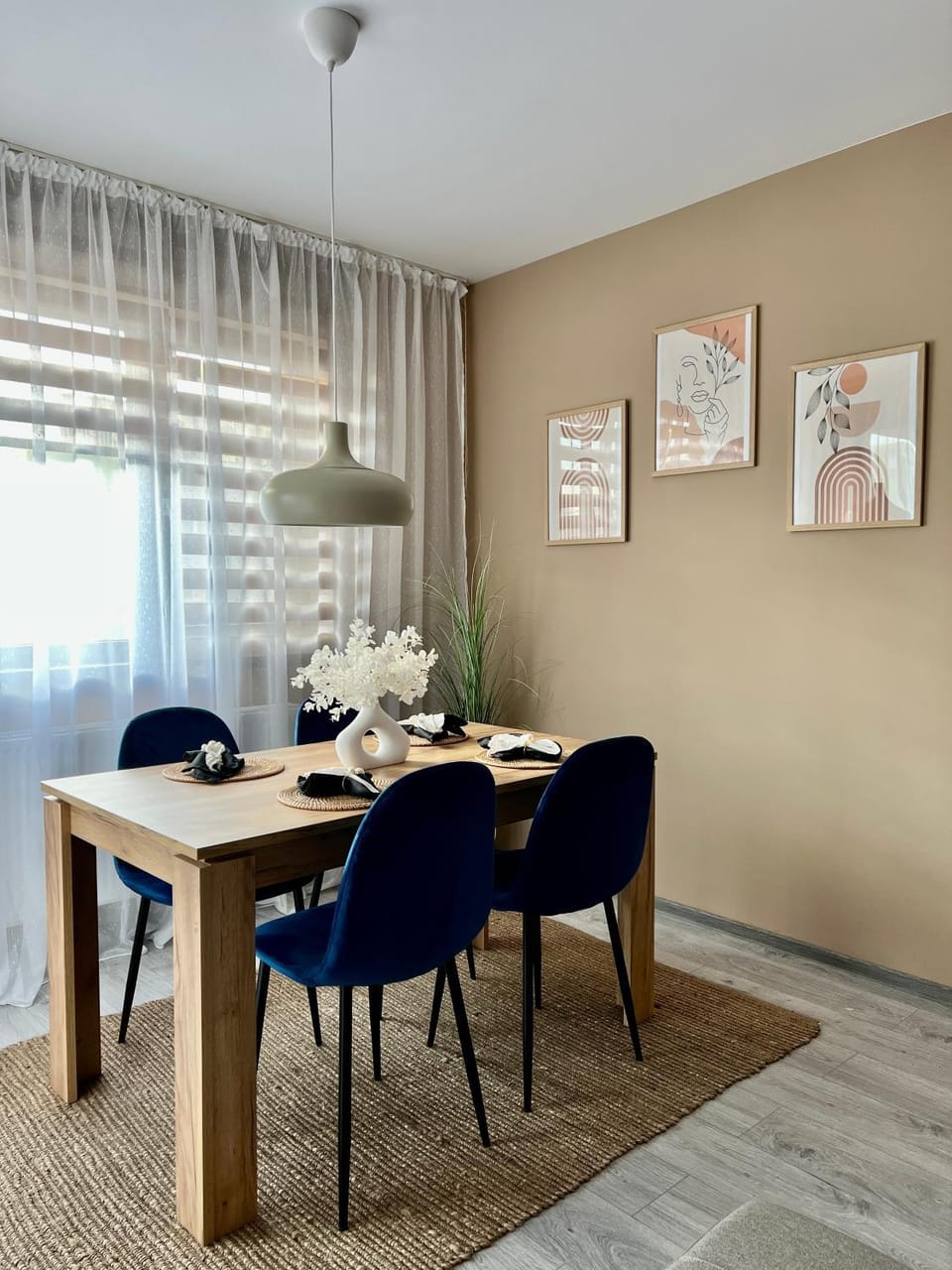 Living room, Seating area, Dining area, Guests, internet