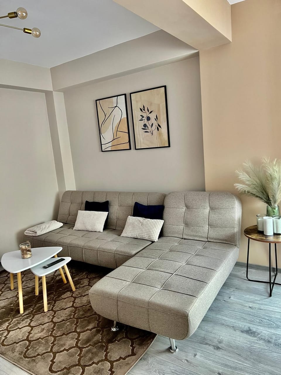 Living room, Seating area, Guests, internet
