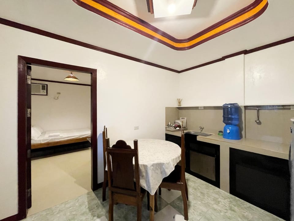 Kitchen or kitchenette, Kitchen or kitchenette, Dining area, stove