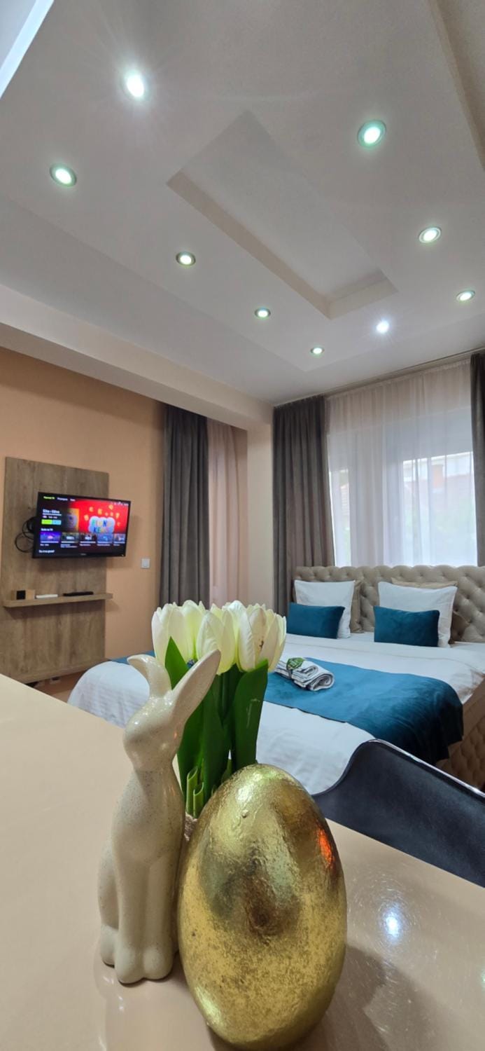 Communal lounge/ TV room, Bed, TV and multimedia, Living room, Photo of the whole room, Seating area, Evening entertainment, Bedroom
