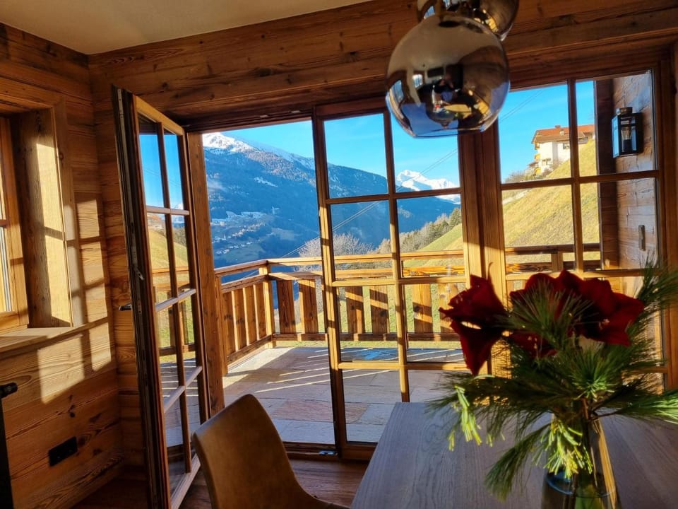 Natural landscape, Balcony/Terrace, Dining area, Mountain view