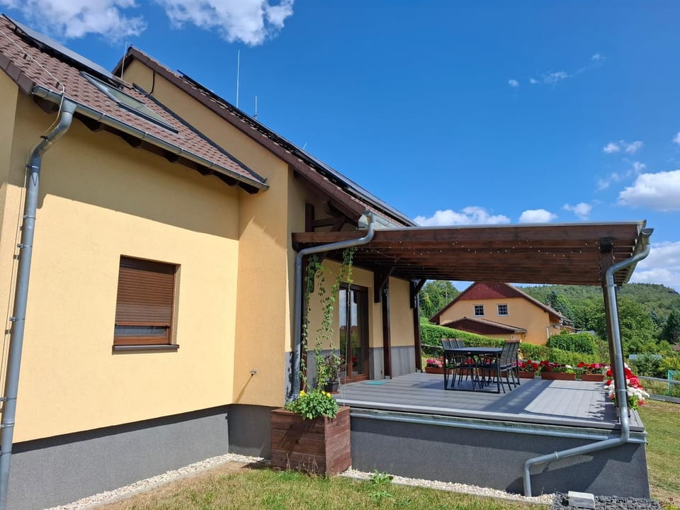 Property building, Balcony/Terrace, Seating area