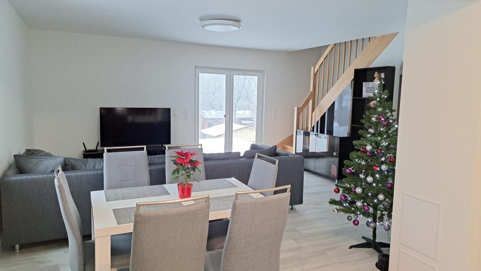 TV and multimedia, Living room, Seating area, Dining area